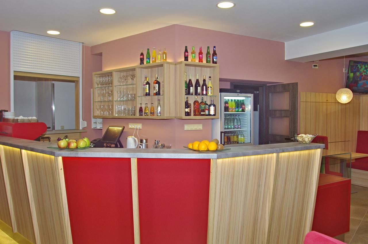 Hotel Pod Radnici 顺佩尔克 外观 照片