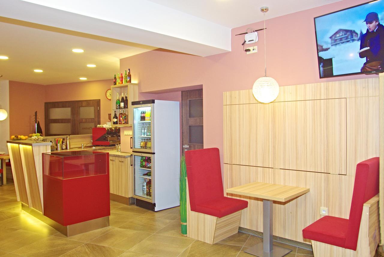 Hotel Pod Radnici 顺佩尔克 外观 照片