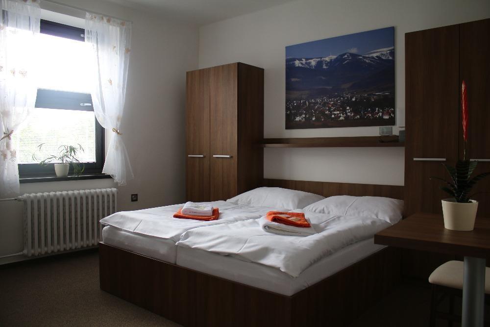 Hotel Pod Radnici 顺佩尔克 外观 照片