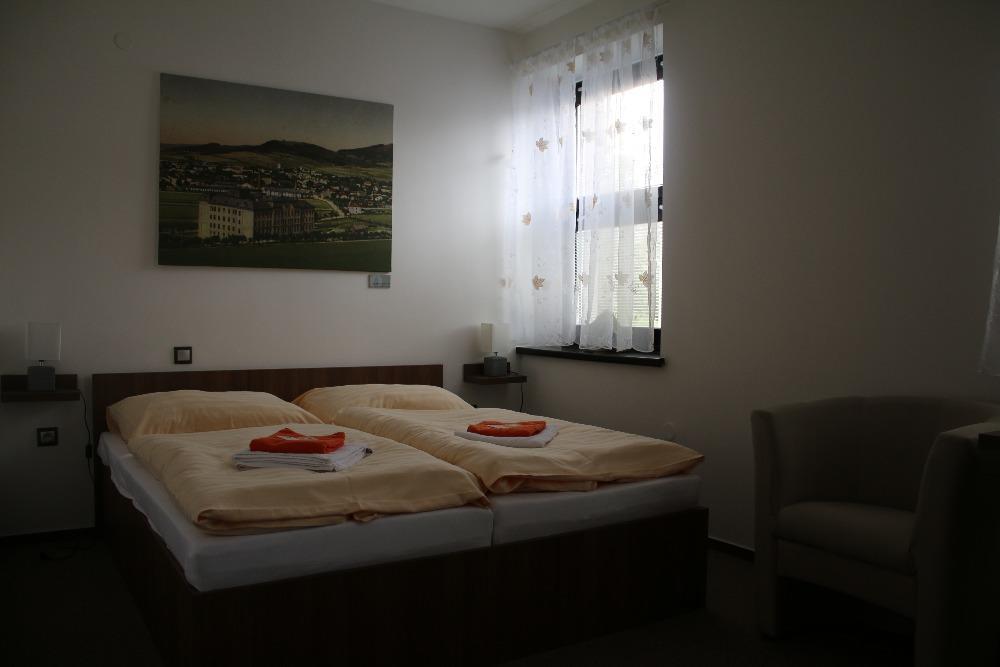 Hotel Pod Radnici 顺佩尔克 外观 照片
