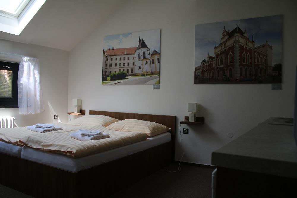 Hotel Pod Radnici 顺佩尔克 外观 照片