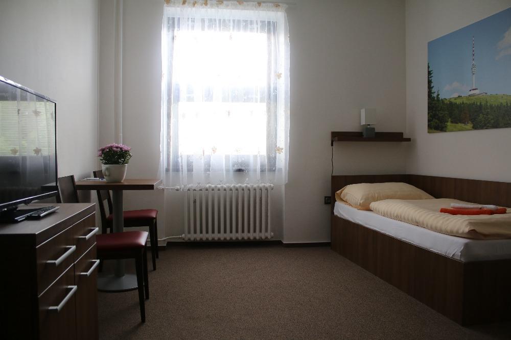 Hotel Pod Radnici 顺佩尔克 外观 照片