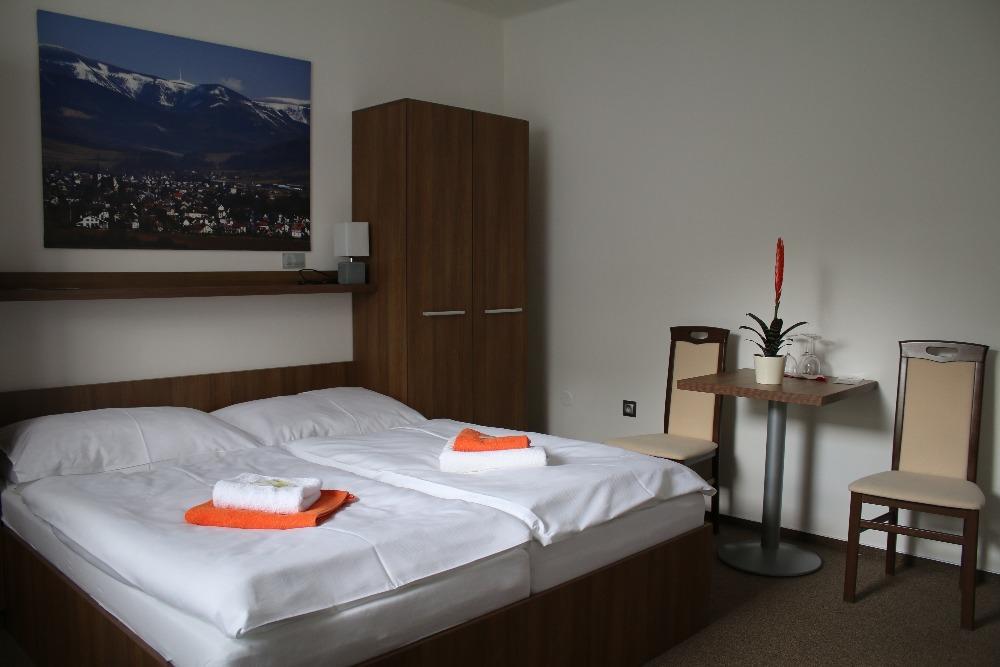 Hotel Pod Radnici 顺佩尔克 外观 照片